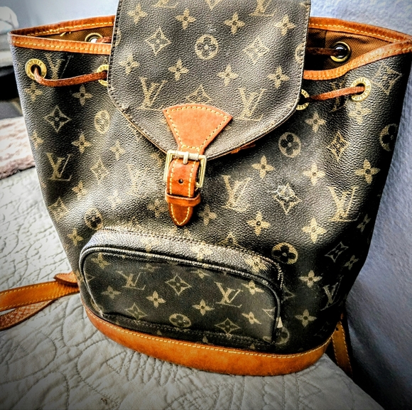 Beautiful LV Backpack - Picture 1 of 12